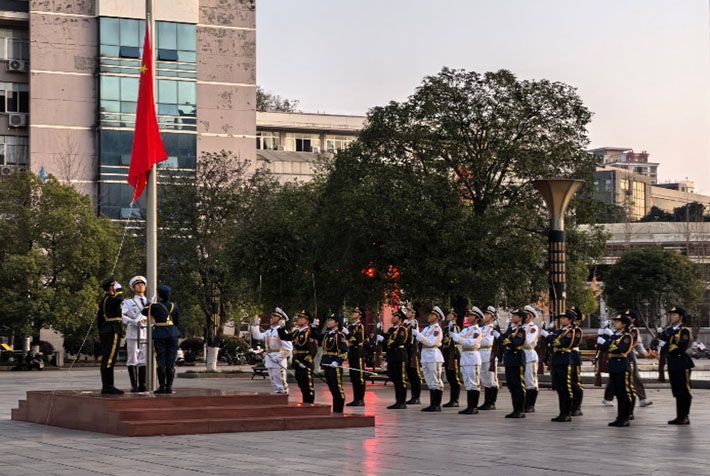 学院举行“国旗下明志，实践中笃行”爱国主义主题...